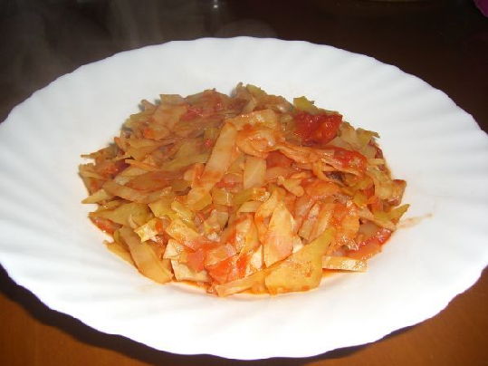 Блюда из капусты, Капуста тушеная с грудинкой и томатами