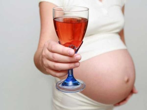    Можно или нельзя беременным пить вино