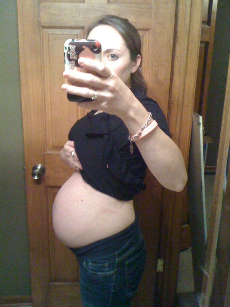 Тянет живот 28 неделя. Живот на 28 неделе беременности. Живот на 27 неделе.