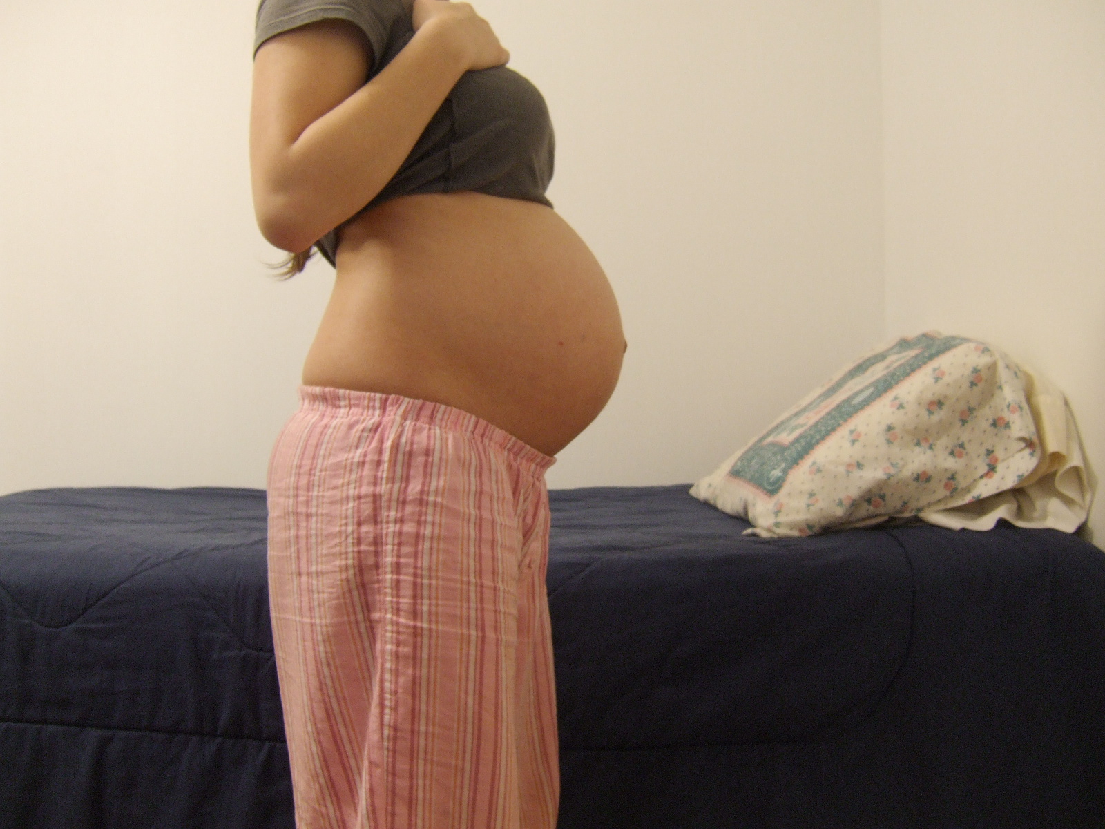 Как выглядит живот беременной девочкой фото