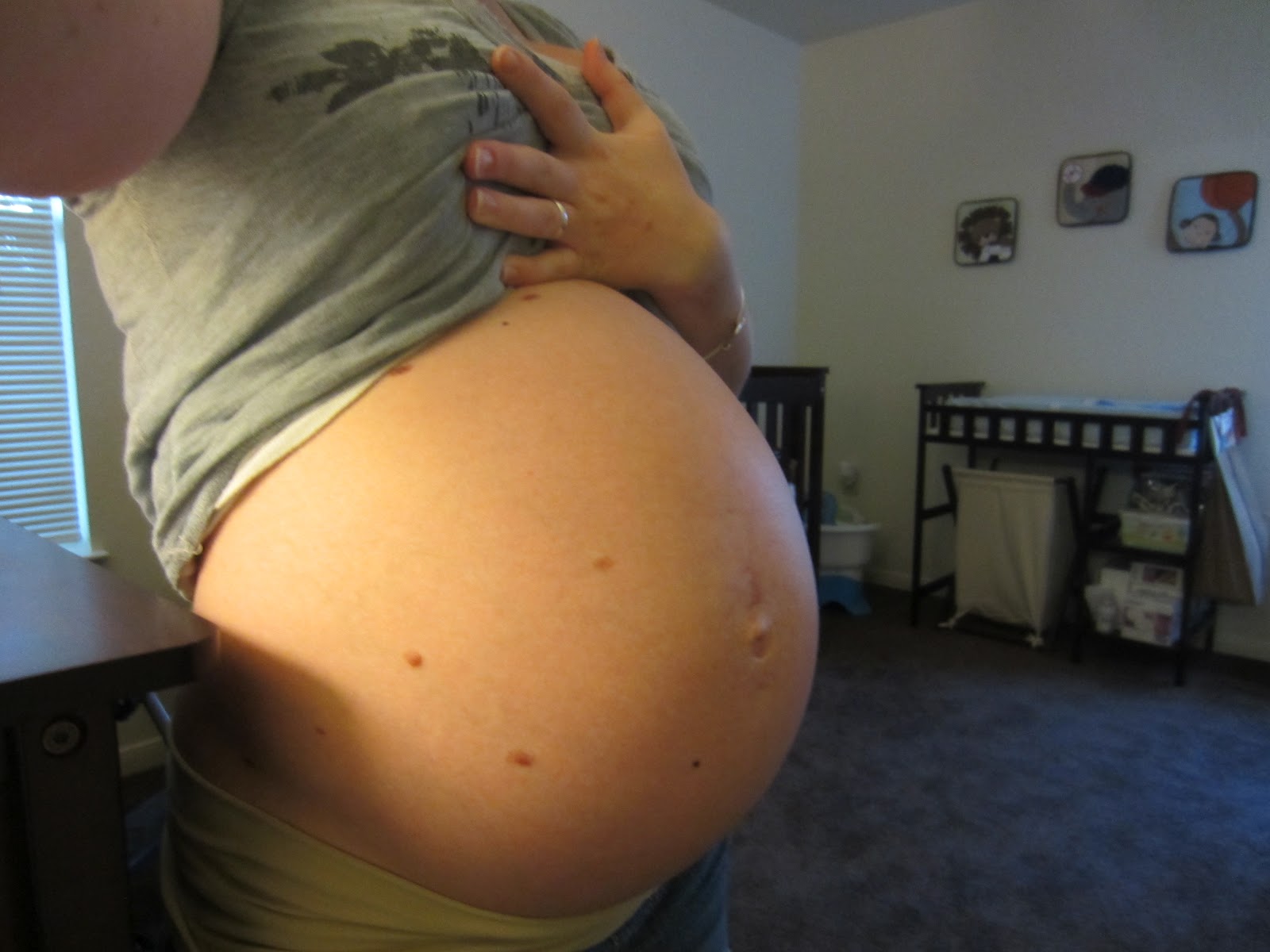 38 недель беременности сильно. Живот беременной.