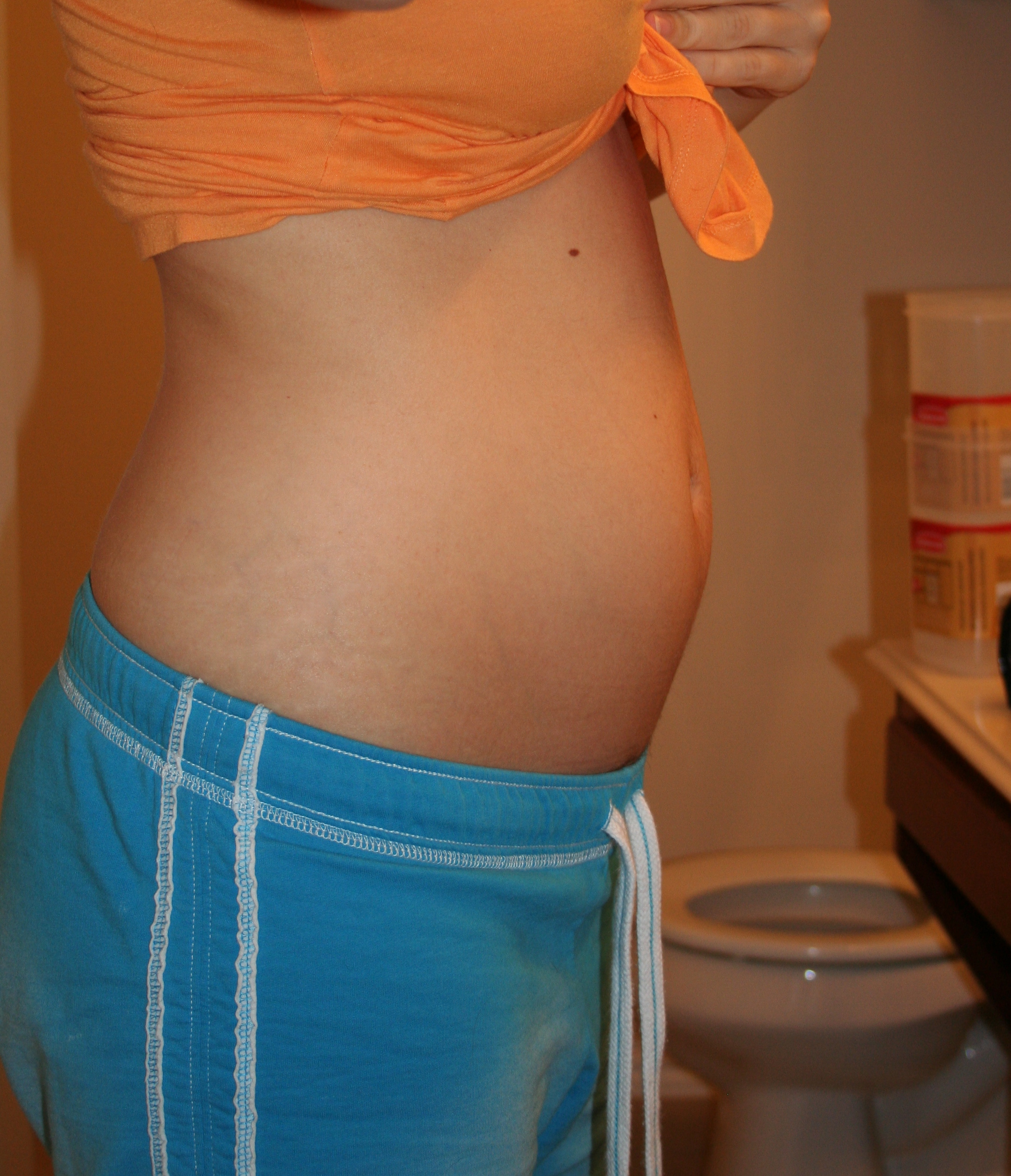 13 недель беременности болит живот. Живот на 15 неделе. 15 Недель беременности. Живот при беременности 15 недель.